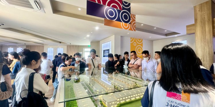 Khách hàng tham quan Nhà phố 3 tầng J-Home